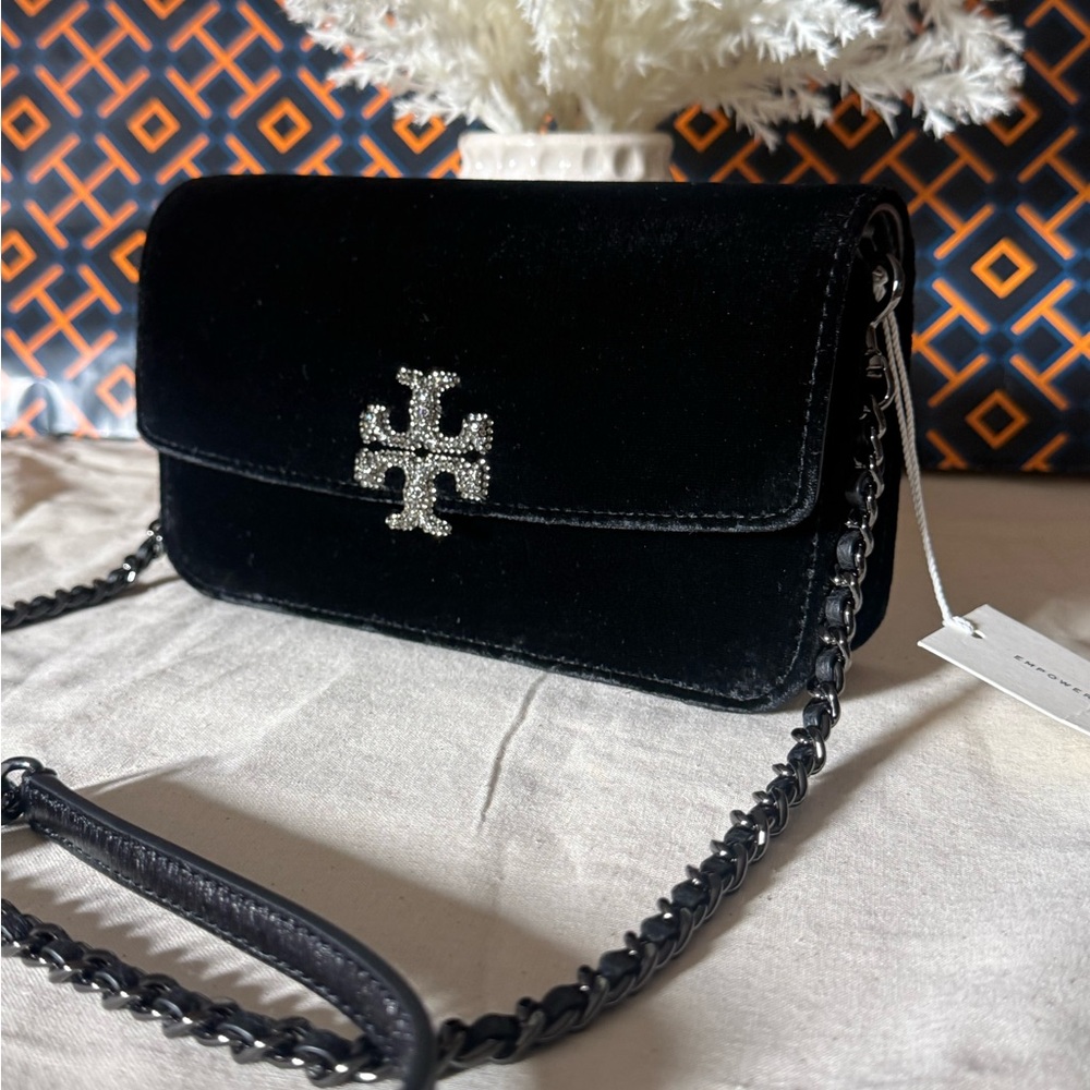 NWT TORY BURCH BRITTEN VELVET CHAIN WALLET W. WRISTLET BLACK